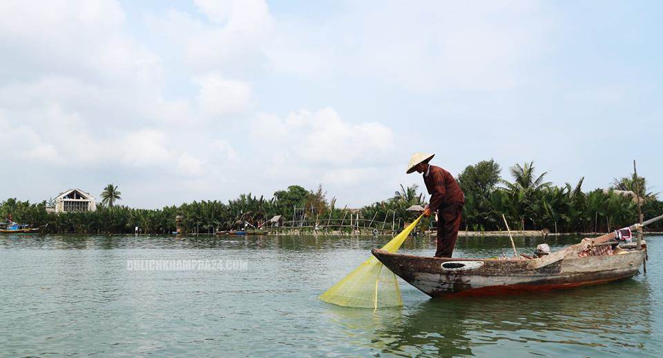 Fishing activities in the Seven Mau Cam Thanh forest, Hoi An