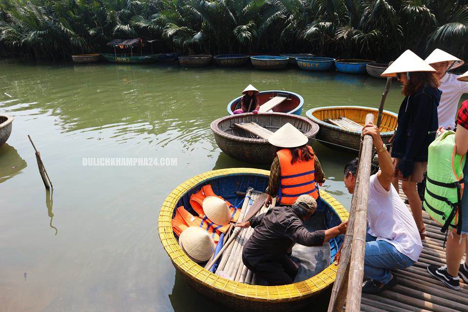 At the start of the basket boat to go to the coconut forest