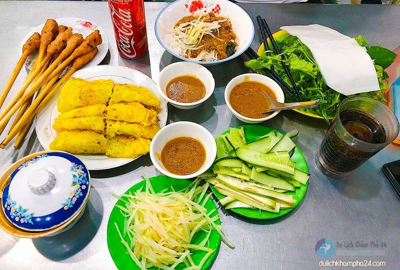 In Da Nang, people often choose Ba Duong pancake shop