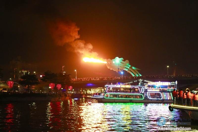 Traveling to Da Nang, experience the feeling of sitting on a Han River cruise watching the dragon spray fire