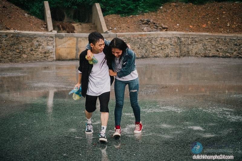 Many young people choose to travel to Danang in the rainy season to save costs (Photo review Da Nang)