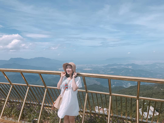 Pose on the golden bridge